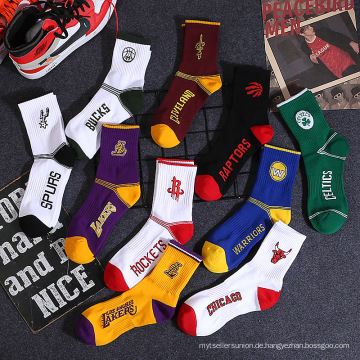 2020 Großhandel OEM Designer Custom Socken Design eigenes Logo Männer Crew Socken mit Logo Private Baumwollsportsocken